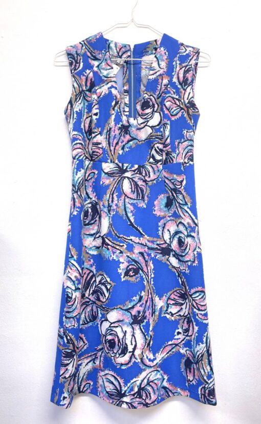 Vintage blå klänning med blommor. Storlek 36-38. Troligtvis hemmasydd. Bakgrundsfärgen är blålila - inte kornblå som den ser ut på bilden.