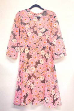 Vintage klänning med rosa blommor. Storlek 38. Bröderna Magnusson, Borås. Kläder med Kultur.