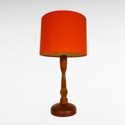 Bordslampa med teakfot och orange skärm.