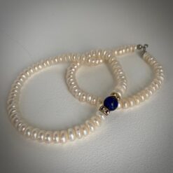 Pärlhalsband med blå halvädelsten (lapis lazuli)