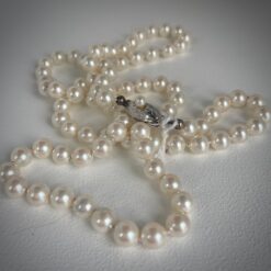 Pärlhalsband, långt. Benvitt. Äldre knäppe.