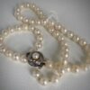 Pärlhalsband benvitt äldre knäppe