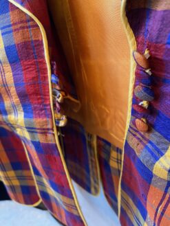 Vintage kavaj röd blå gul rutig m. söta knappar. Storlek S