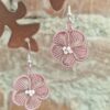 Handgjorda örhängen mikromacramé rosa blomma vita pärlor